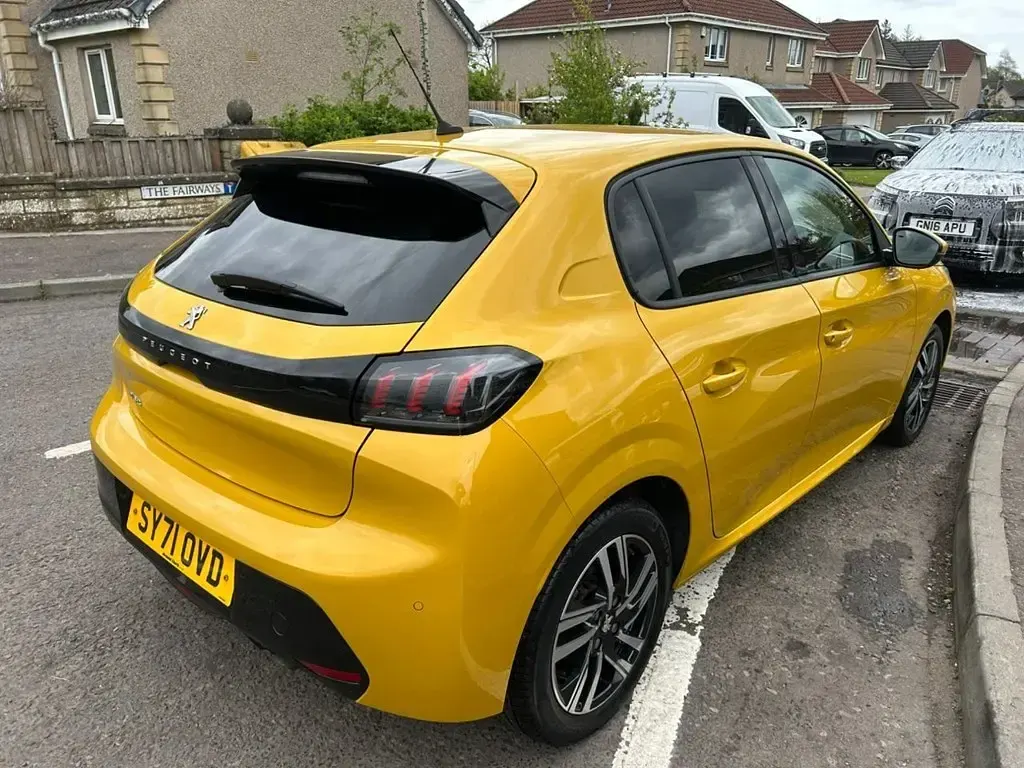 Used Peugeot 208 Allure Premium 100 HP (73 kW) 2021 Yellow Hatchback