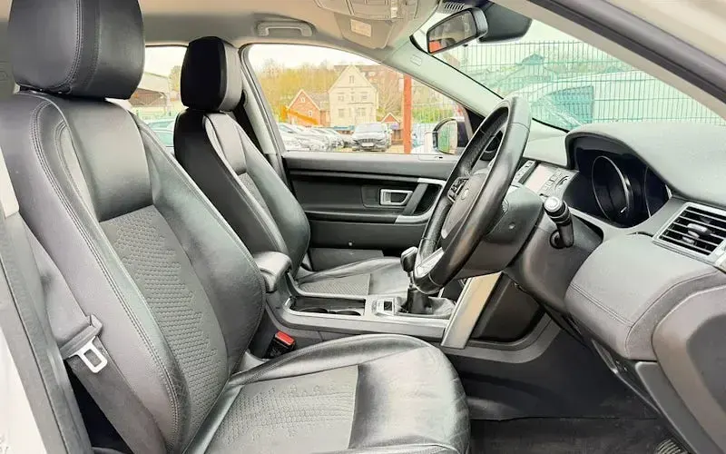 Used Land Rover Discovery Sport SE 180 HP (132 kW) 2019 White SUV