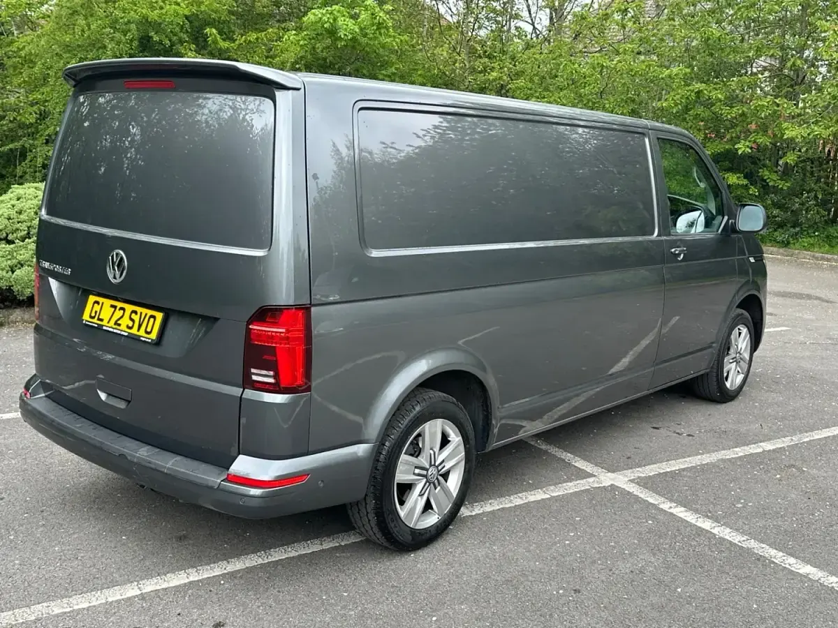 Second-hand VW Transporter Highline 204 CP (150 kW) 2023 Gri Van