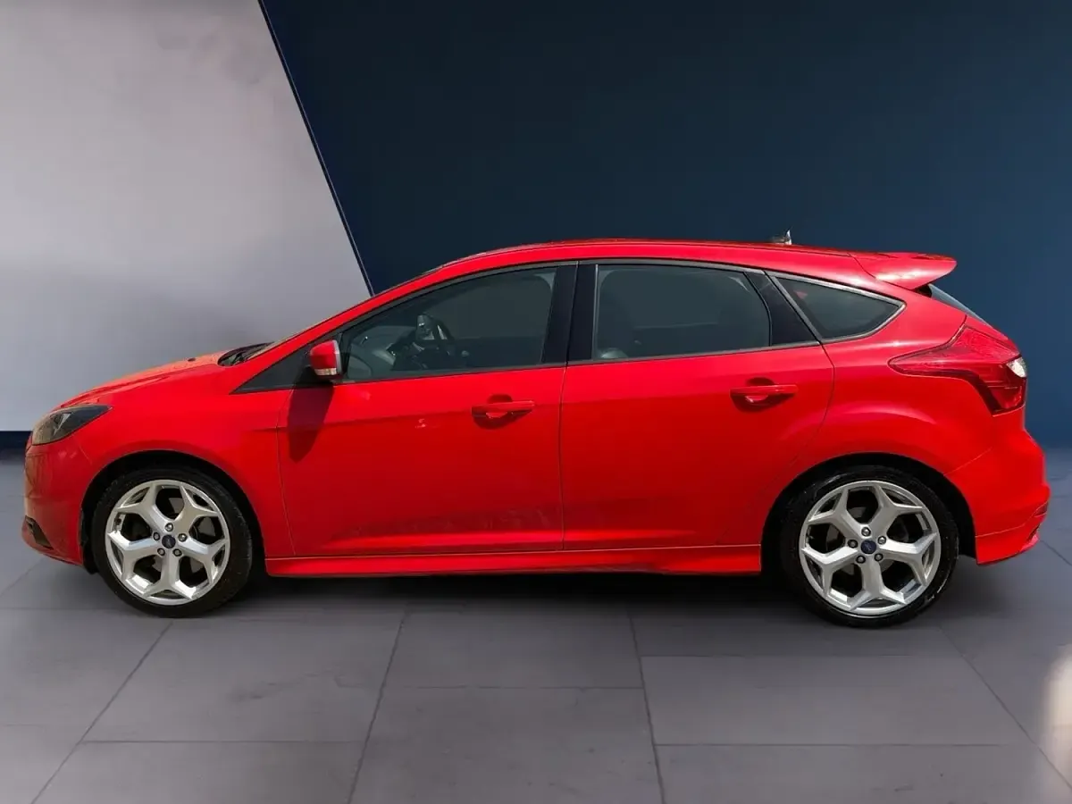 Used Ford Focus ST 250 HP (183 kW) 2013 Red Hatchback