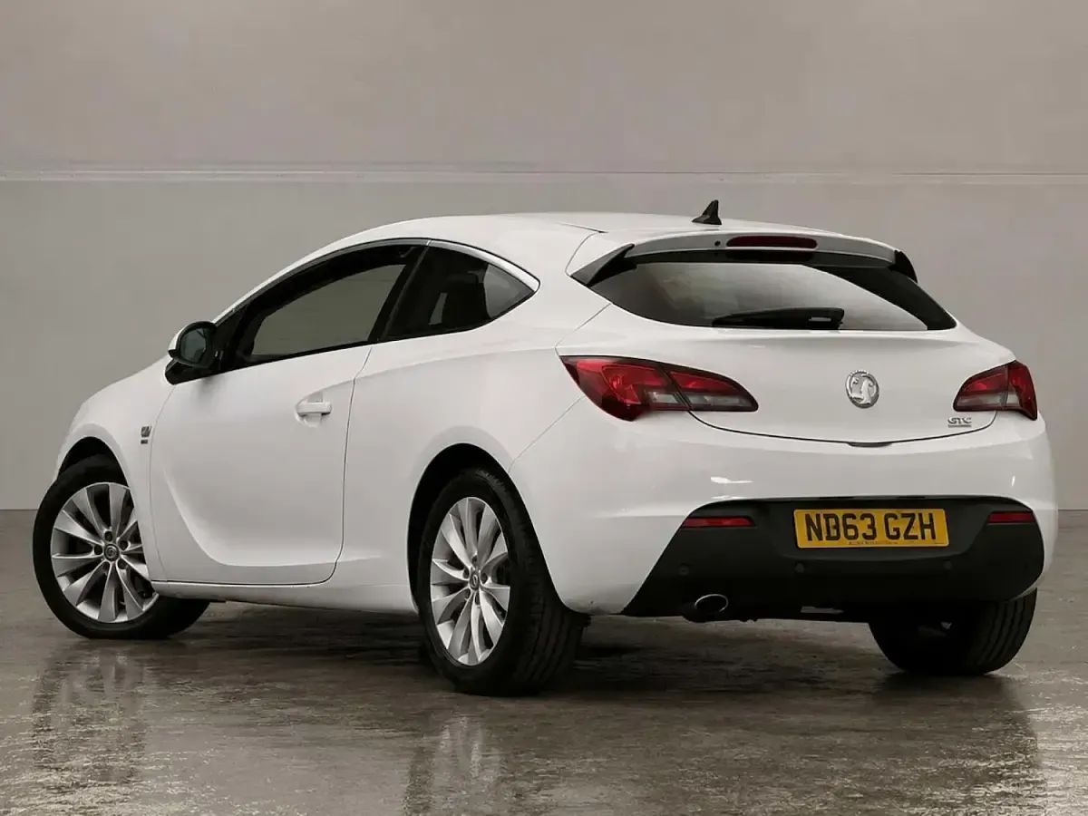 Used Vauxhall Astra GTC SRi 165 HP (121 kW) 2013 White Coupe