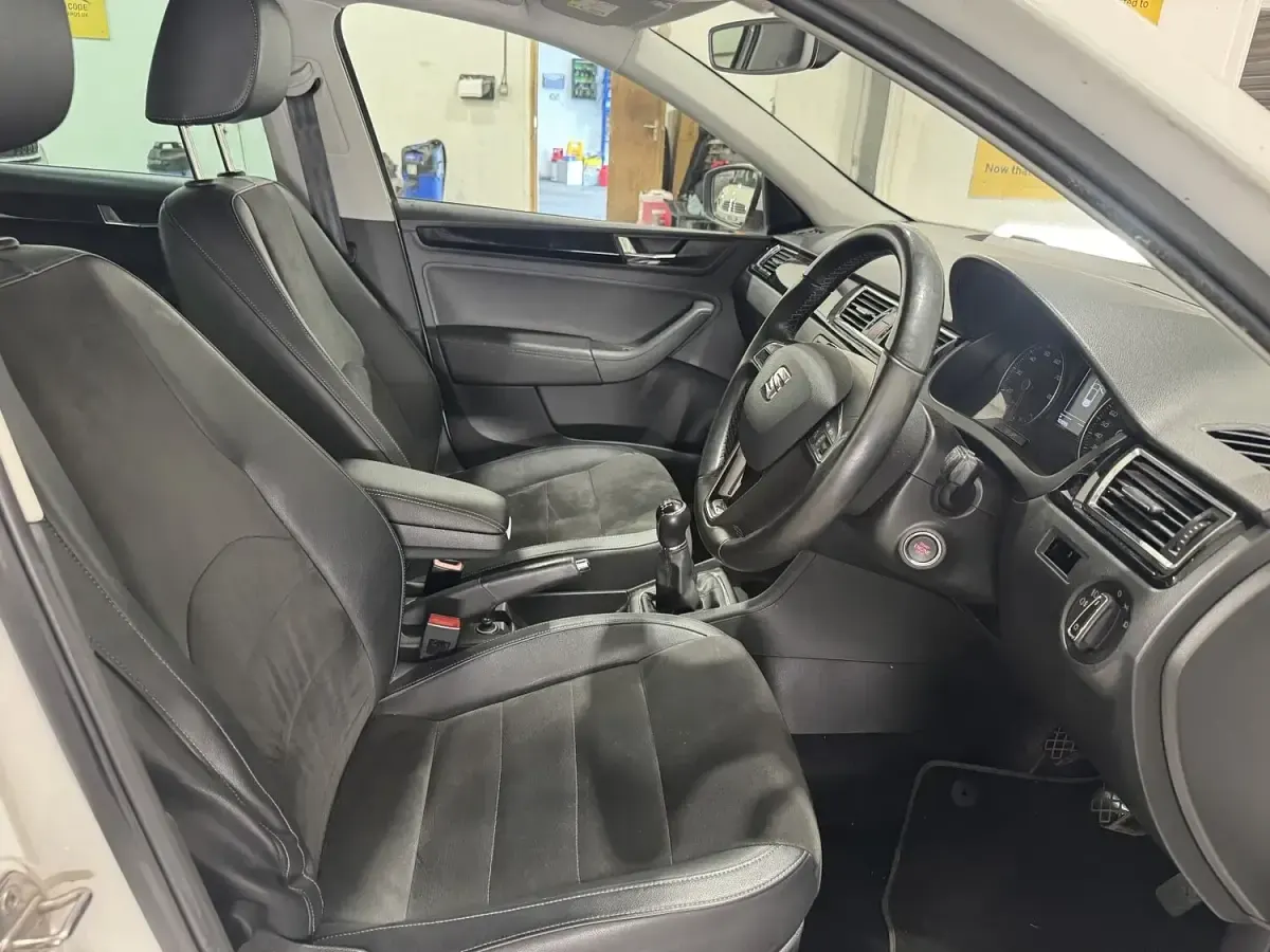 Used Seat Toledo XCELLENCE 110 HP (80 kW) 2017 White Hatchback
