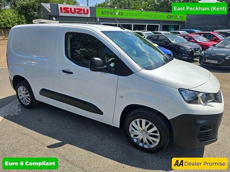 White Used 2021 Peugeot Partner MPV | £8,999 (Good price) - Image 1/4
