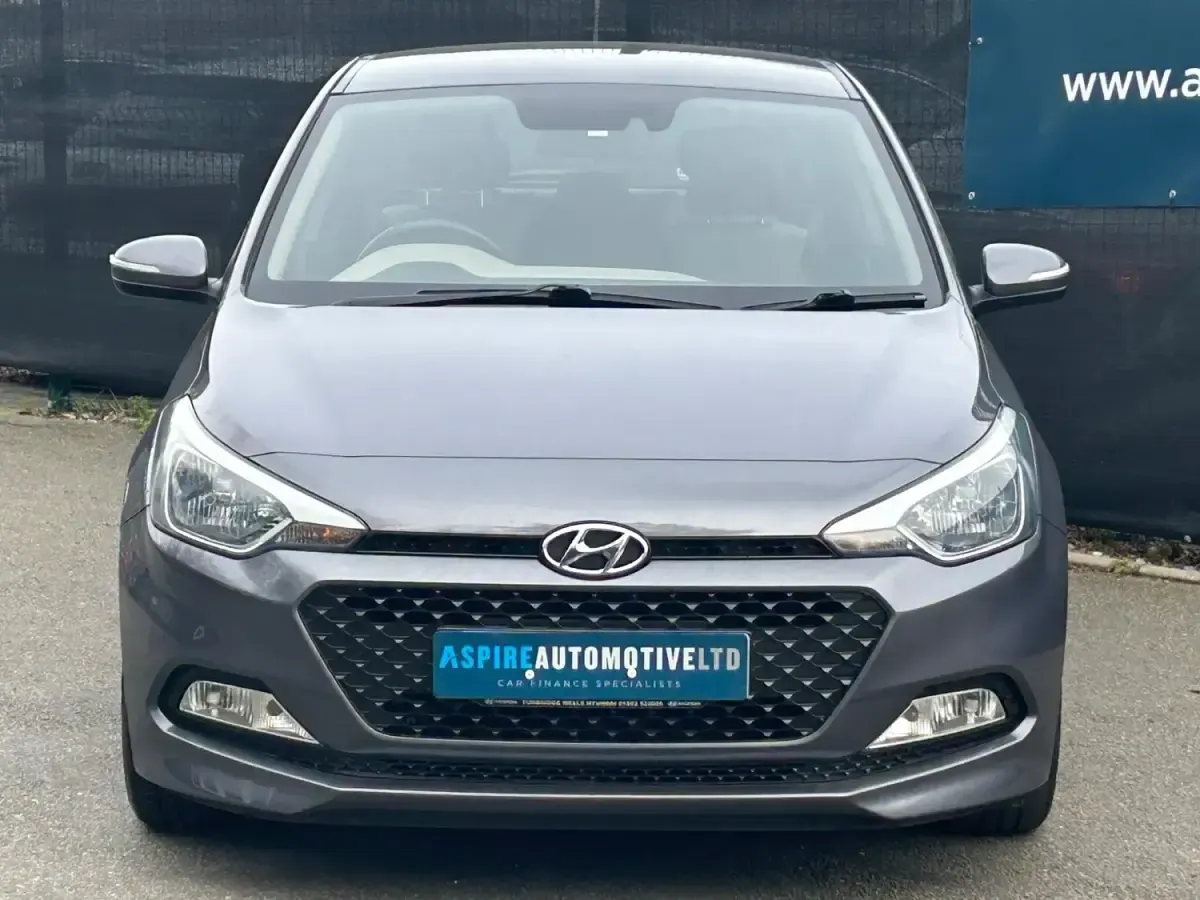 Begagnad Hyundai i20 SE 100 HK (73 kW) 2015 Grå Halvkombi