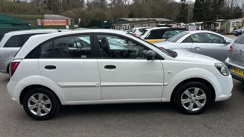 Used Kia Rio 108 HP (79 kW) 2010 White Hatchback
