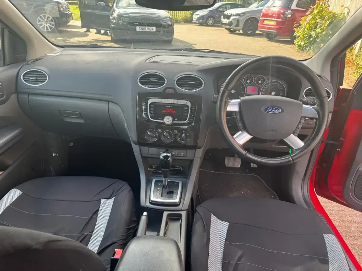 Gebraucht Ford Focus Ghia 100 PS (73 kW) 2007 Rot Kleinwagen