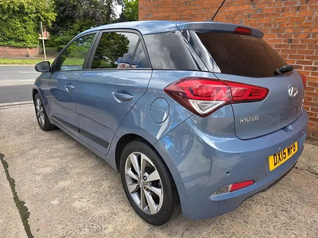 Begagnad Hyundai i20 Premium 84 HK (61 kW) 2015 Blå Halvkombi