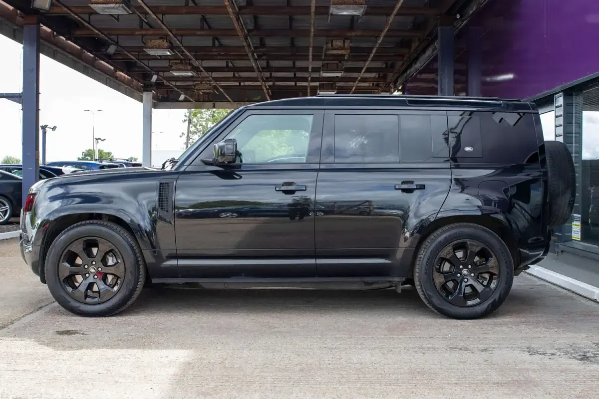 Used Land Rover Defender HSE Dynamic 404 HP (297 kW) 2022 Black SUV