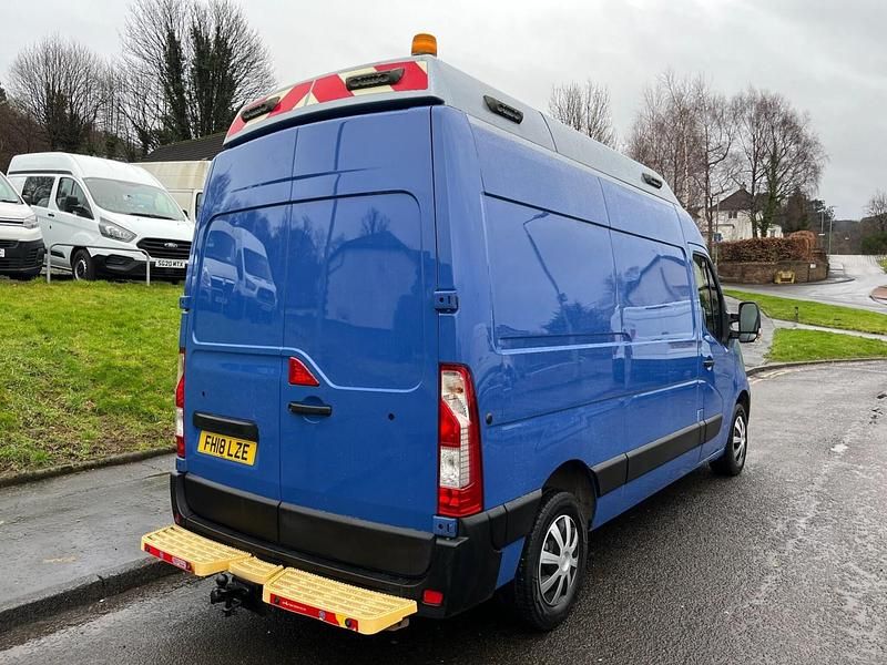 Second-hand Vauxhall Movano 145 CP (106 kW) 2018 Albastru Monovolum