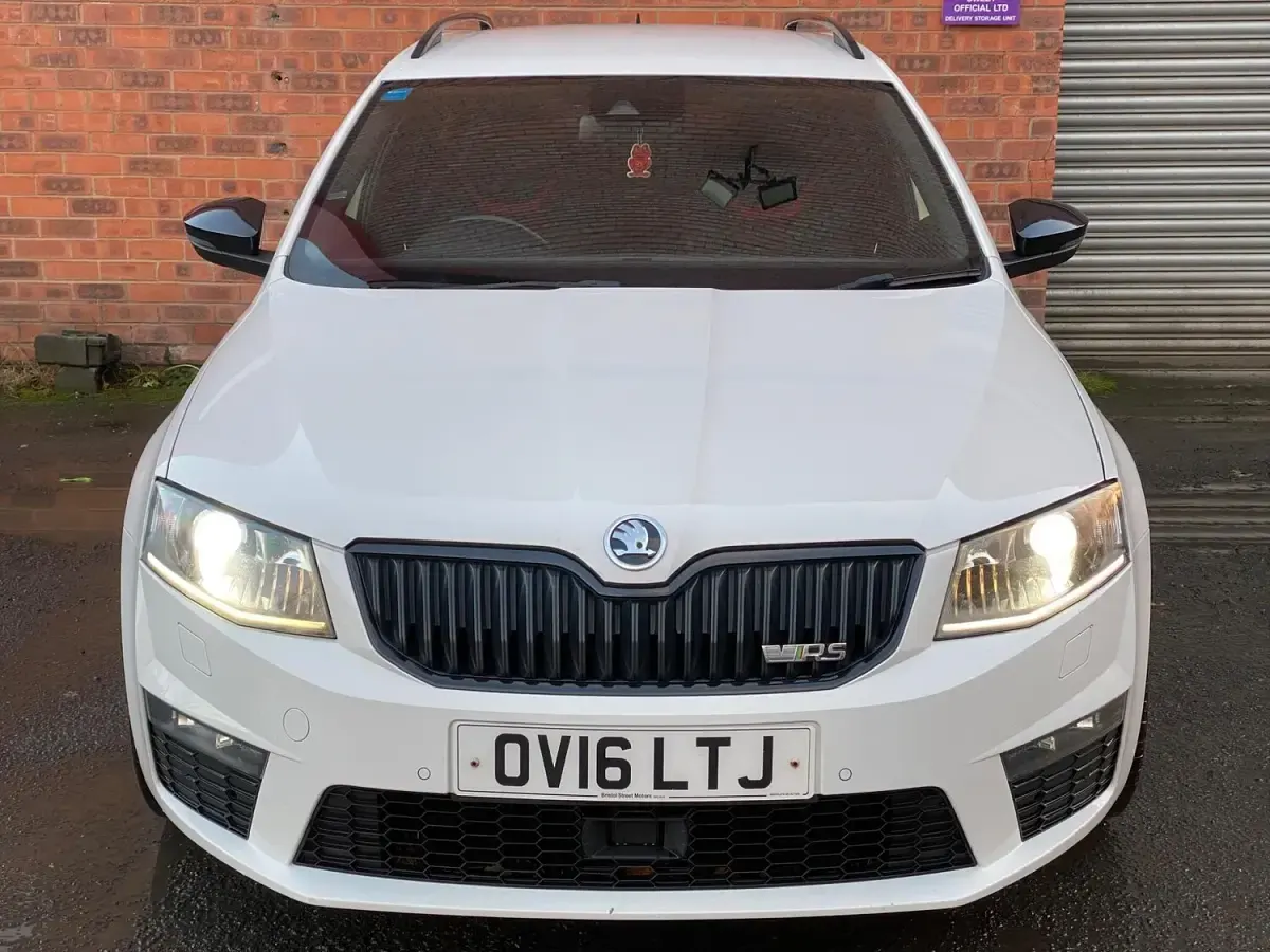 Used Skoda Octavia vRS 184 HP (135 kW) 2016 White Estate