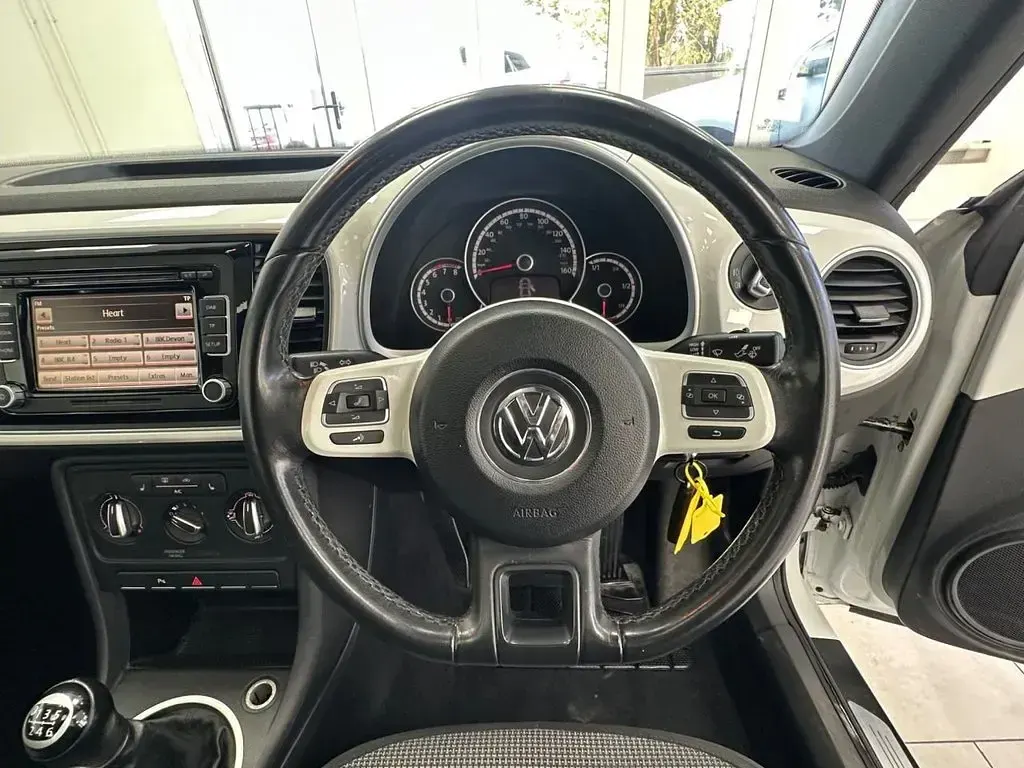 Used VW Beetle Design 105 HP (77 kW) 2014 White Hatchback