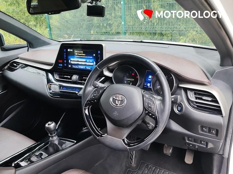 Used Toyota C-HR 115 HP (84 kW) 2017 White SUV