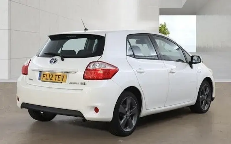 Used Toyota Auris Hybrid 136 HP (100 kW) 2012 White Hatchback