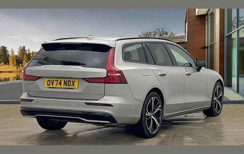 Used Volvo V60 Plus 194 HP (142 kW) 2024 Silver Estate