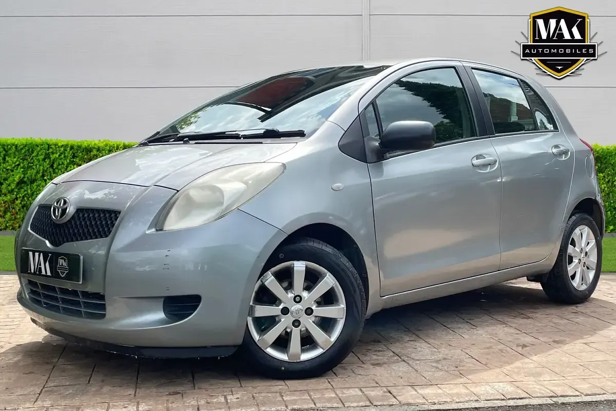 Used Toyota Yaris 85 HP (62 kW) 2007 Silver Hatchback