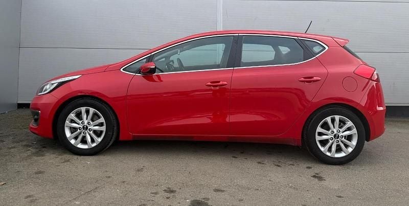 Used Kia Ceed 135 HP (99 kW) 2016 Red Hatchback