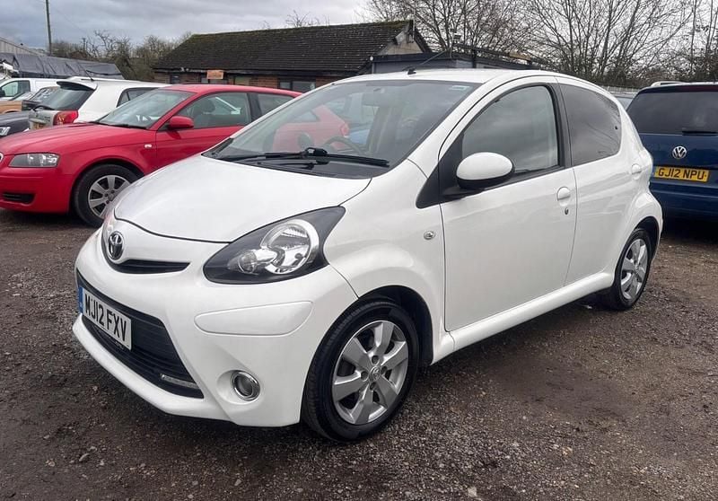Begagnad Toyota Aygo 68 HK (50 kW) 2012 Vit Halvkombi