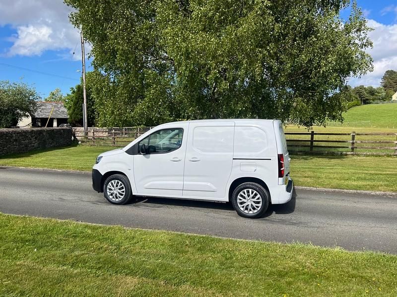 Usado Fiat Doblò 100 HP (73 kW) 2023 Branco Monovolume