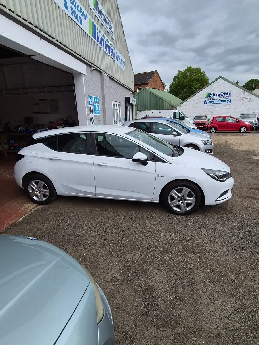 Używany Vauxhall Astra Design Edition 136 KM (100 kW) 2015 Biały Hatchback
