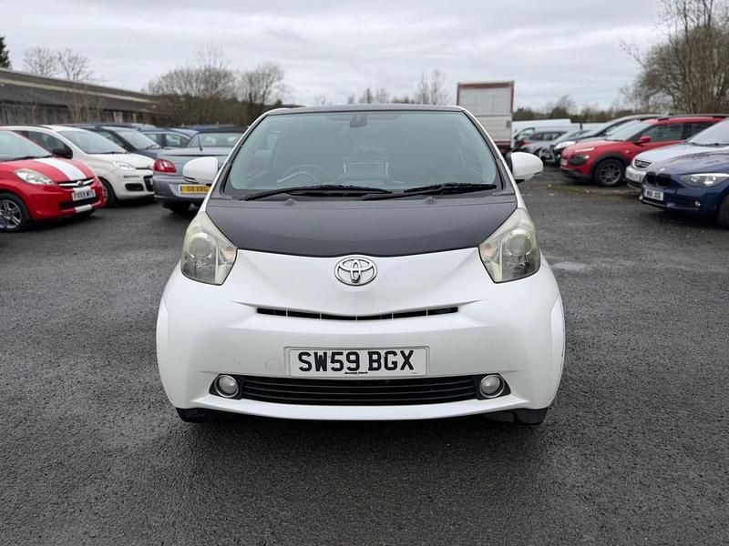 Used Toyota iQ 68 HP (50 kW) 2009 White Hatchback