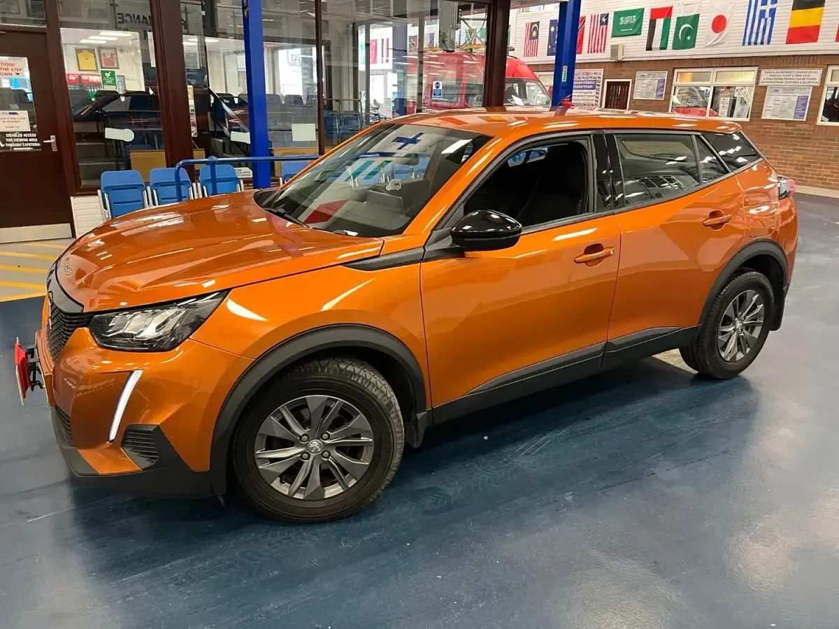 Używany Peugeot 2008 Active Premium 110 KM (80 kW) 2022 Pomarańczowy SUV