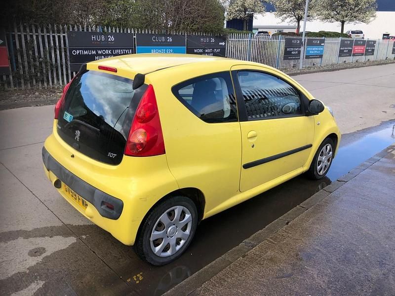 Second-hand Peugeot 107 68 CP (50 kW) 2009 Galben Hatchback