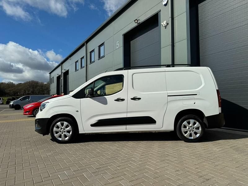 Second-hand Vauxhall Combo Edition 100 CP (73 kW) 2020 Alb Van