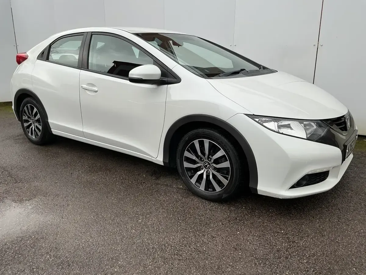 Begagnad Honda Civic ES 120 HK (88 kW) 2013 Vit Halvkombi