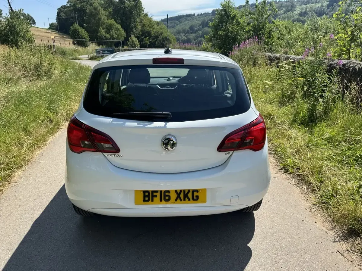 Used Vauxhall Corsa Design Edition 90 HP (66 kW) 2016 White Hatchback