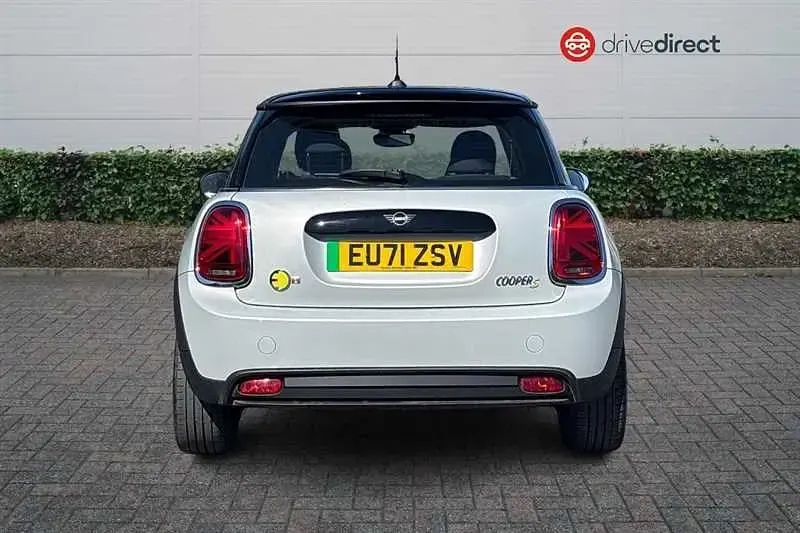 Usado Mini Cooper SE Hatch 135 kW (184 CV) 2021 Plateado Utilitario