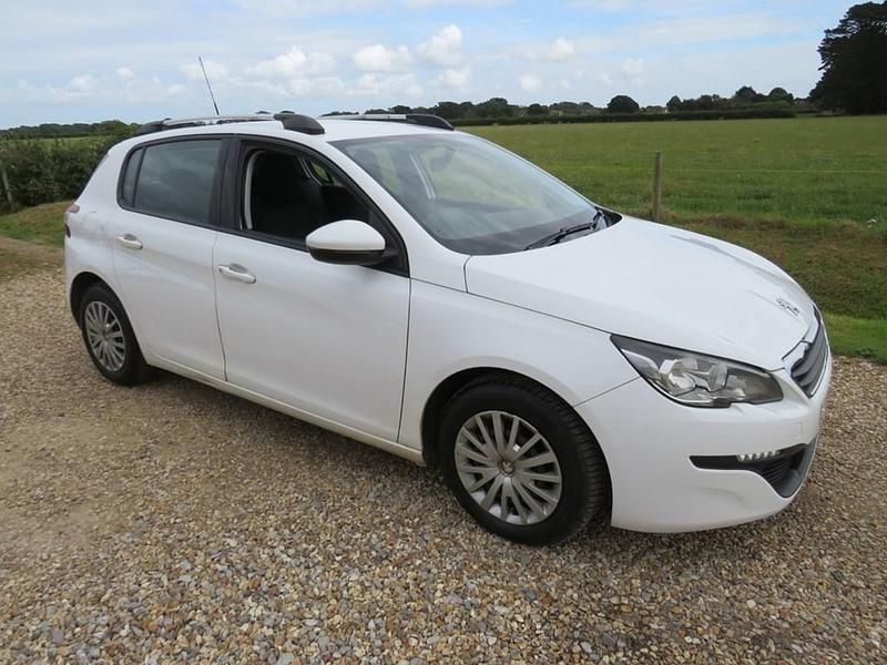 Used Peugeot 308 Access 100 HP (73 kW) 2017 White Hatchback