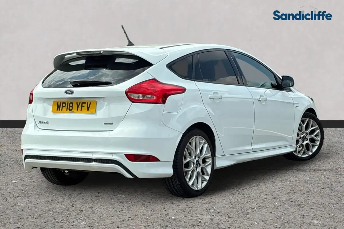 Used Ford Focus ST-Line 140 HP (102 kW) 2017 White Hatchback