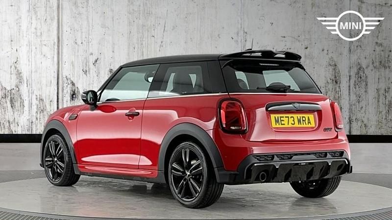 Usado Mini Cooper Hatch 134 CV (98 kW) 2024 Rojo Utilitario