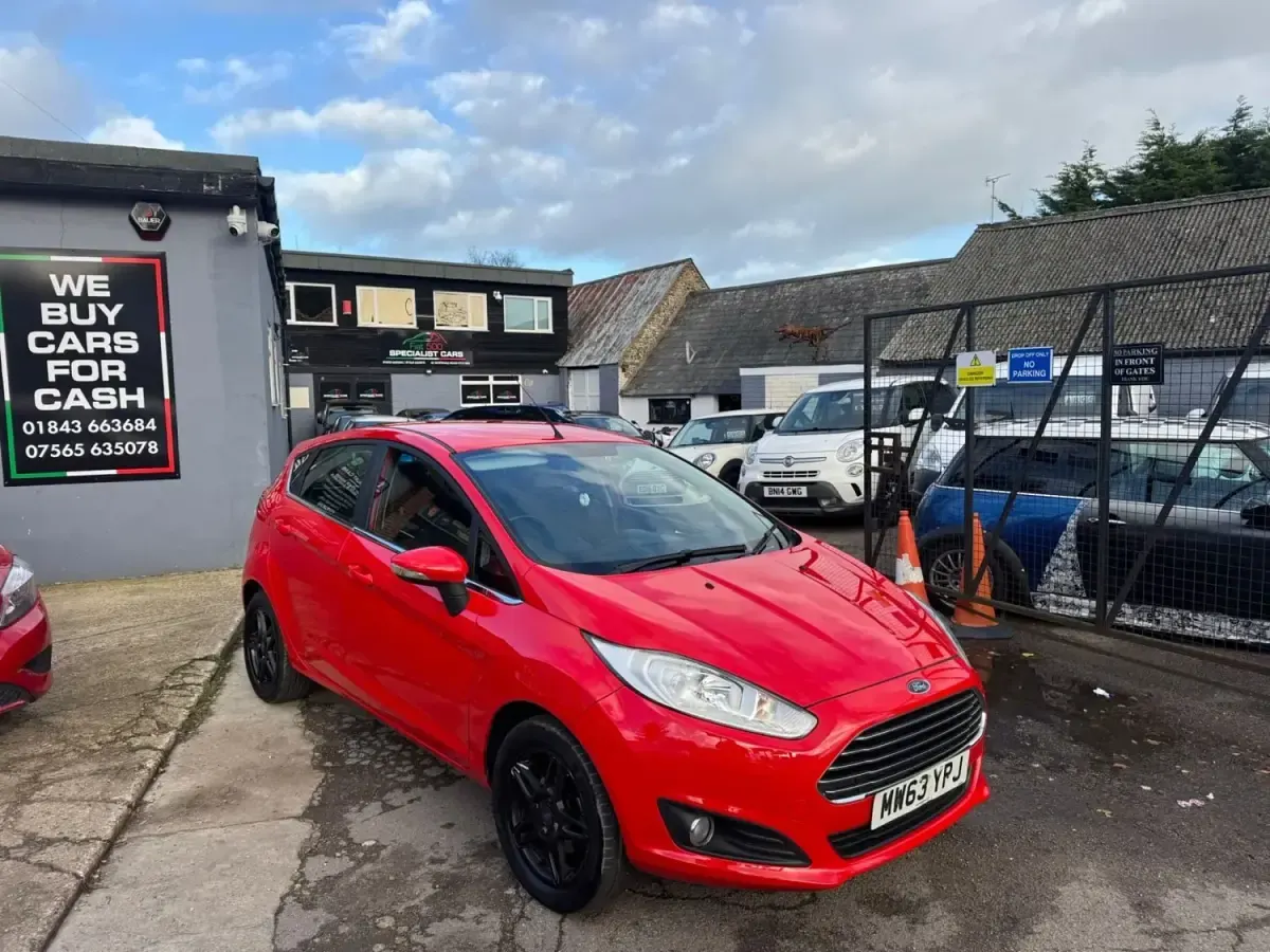 Second-hand Ford Fiesta Zetec 120 CP (88 kW) 2014 Roșu Hatchback