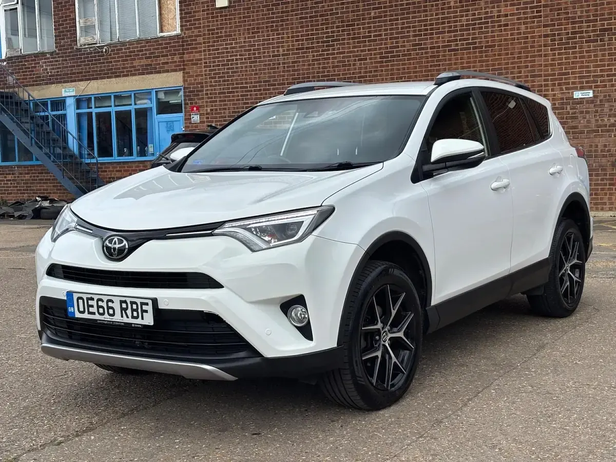 Used Toyota RAV4 143 HP (105 kW) 2017 White SUV