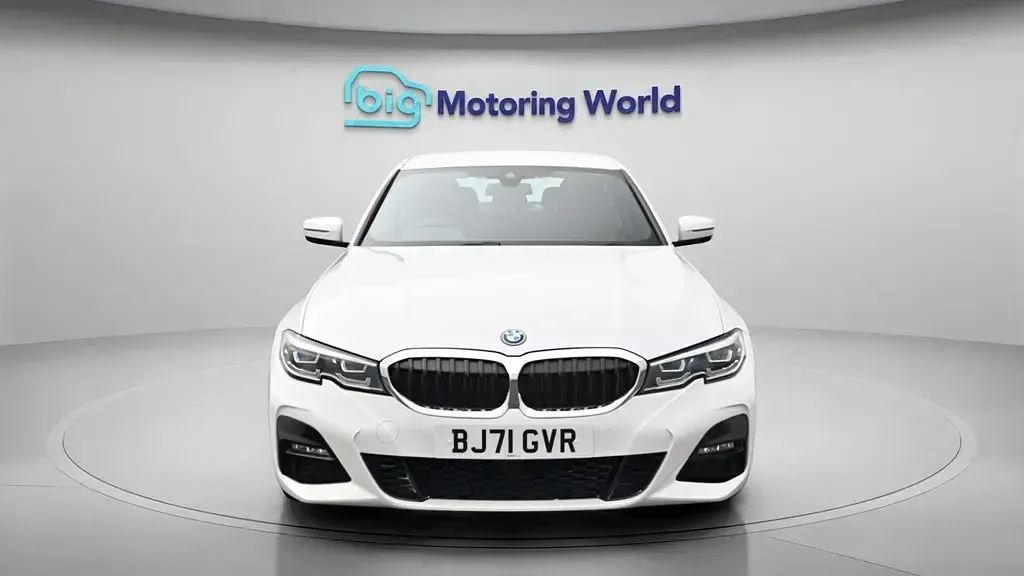 Begagnad BMW 330e M Sport 292 HK (214 kW) 2021 Vit Sedan