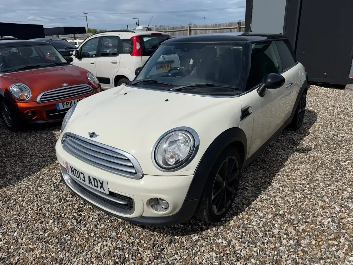 Begagnad Mini Cooper D Hatch 2013 Vit Halvkombi
