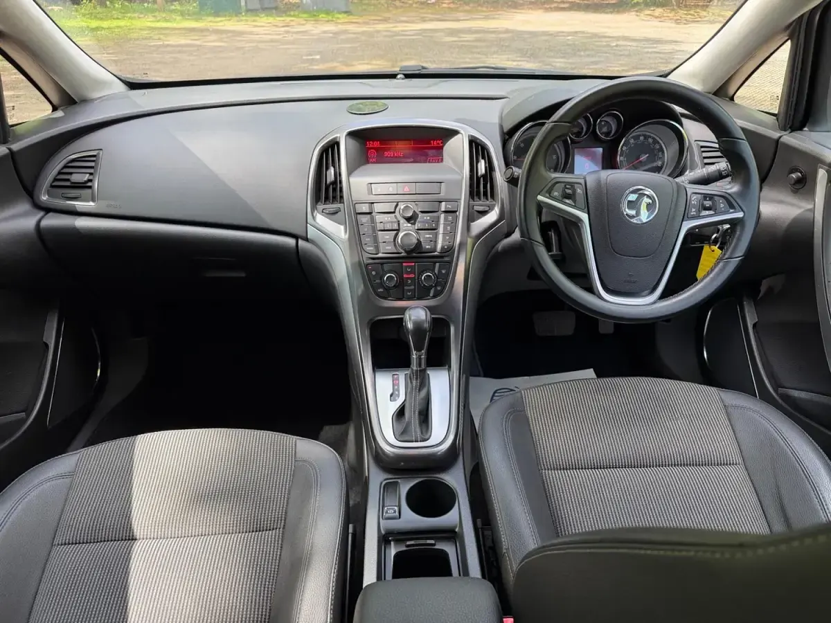 Second-hand Vauxhall Astra 165 CP (121 kW) 2011 Argintiu Break