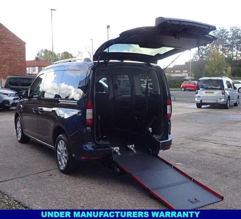 Blue Used 2023 Ford Tourneo Connect Titanium MPV | £19,995 (Good price) - Image 1/4