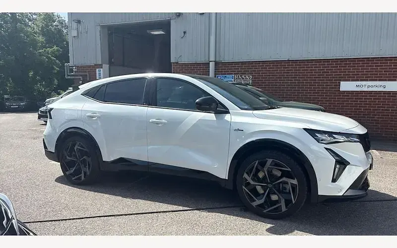 Used Renault Rafale 300 HP (220 kW) 2025 Twotone metallic  arctic white with diamond black roof  SUV