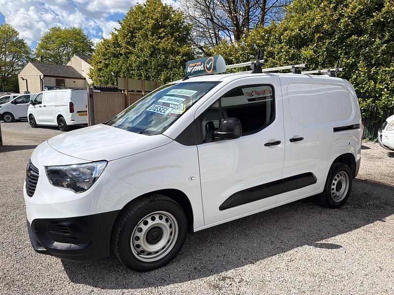 Used Vauxhall Combo S 100 HP (73 kW) 2024 White MPV