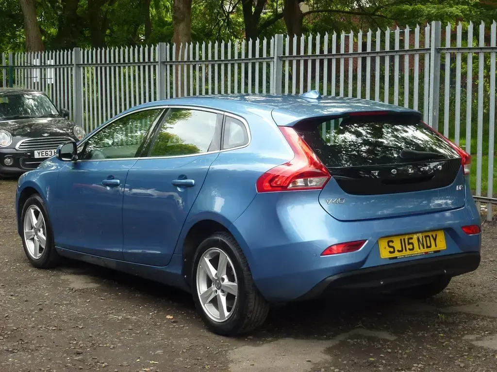 Used Volvo V40 SE 115 HP (84 kW) 2015 Blue Hatchback