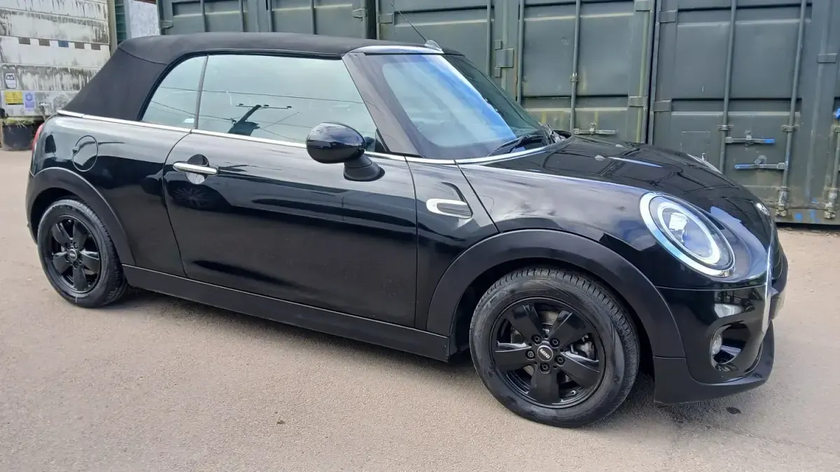 Usado Mini Cooper Cabriolet 136 HP (100 kW) 2018 Preto Cabrios