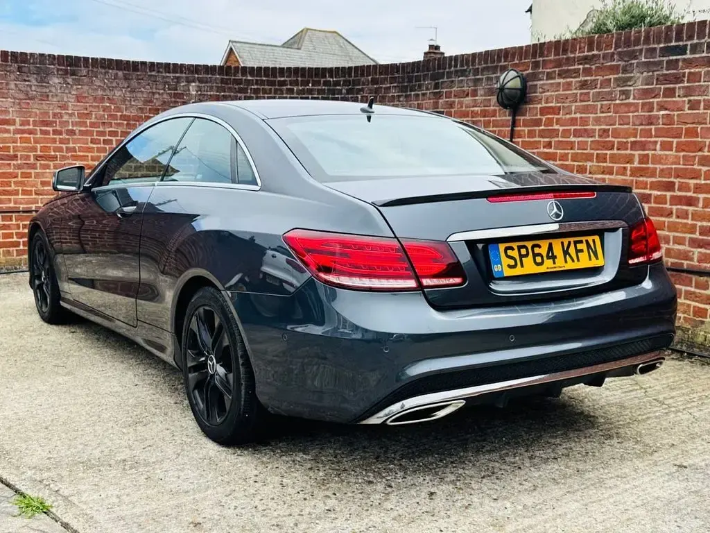 Usado Mercedes E220 AMG line 177 CV (130 kW) 2014 Gris Coupe