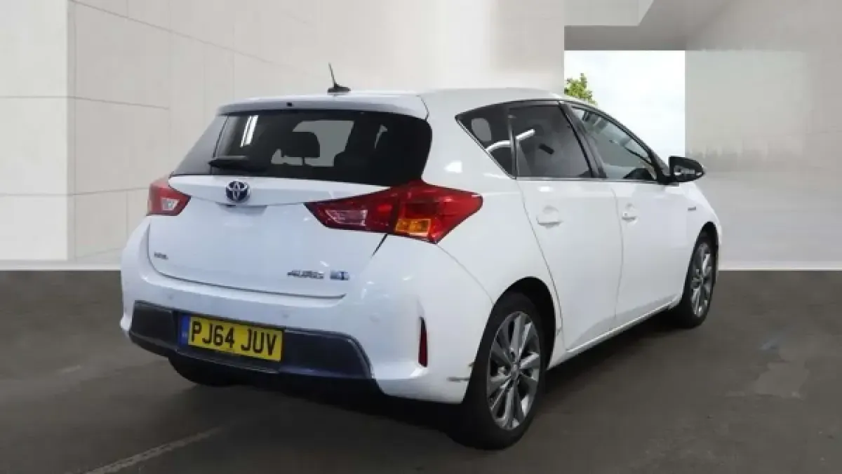 Used Toyota Auris Hybrid 136 HP (100 kW) 2014 White Hatchback