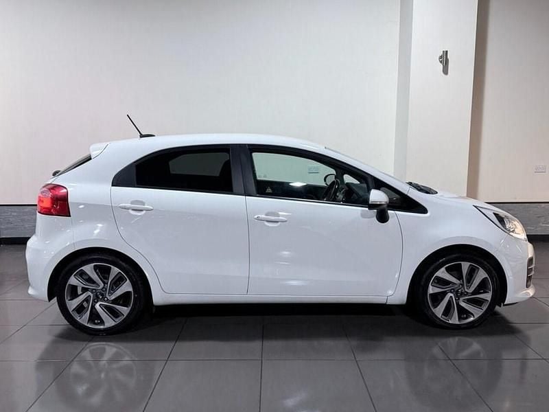 Used Kia Rio 107 HP (78 kW) 2015 White Hatchback