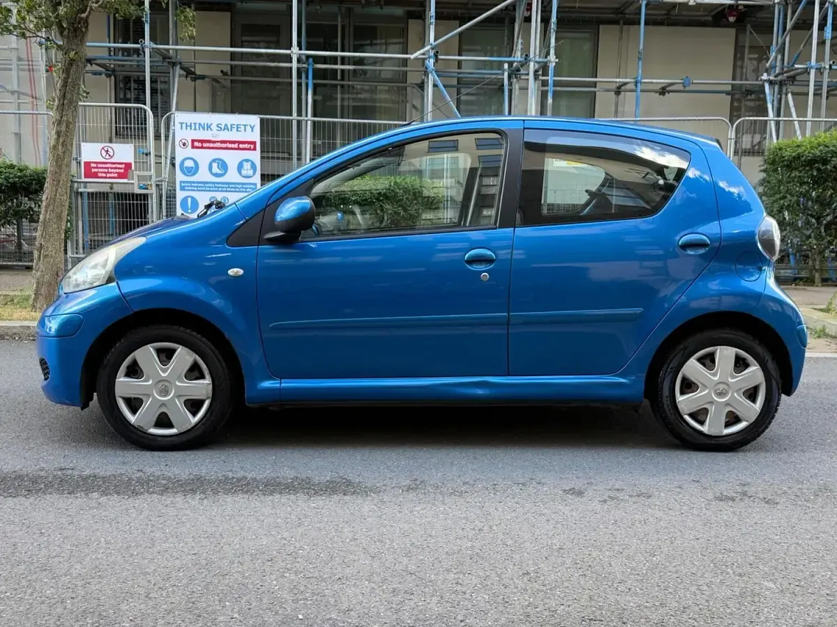 Used Toyota Aygo 67 HP (49 kW) 2009 Blue Hatchback