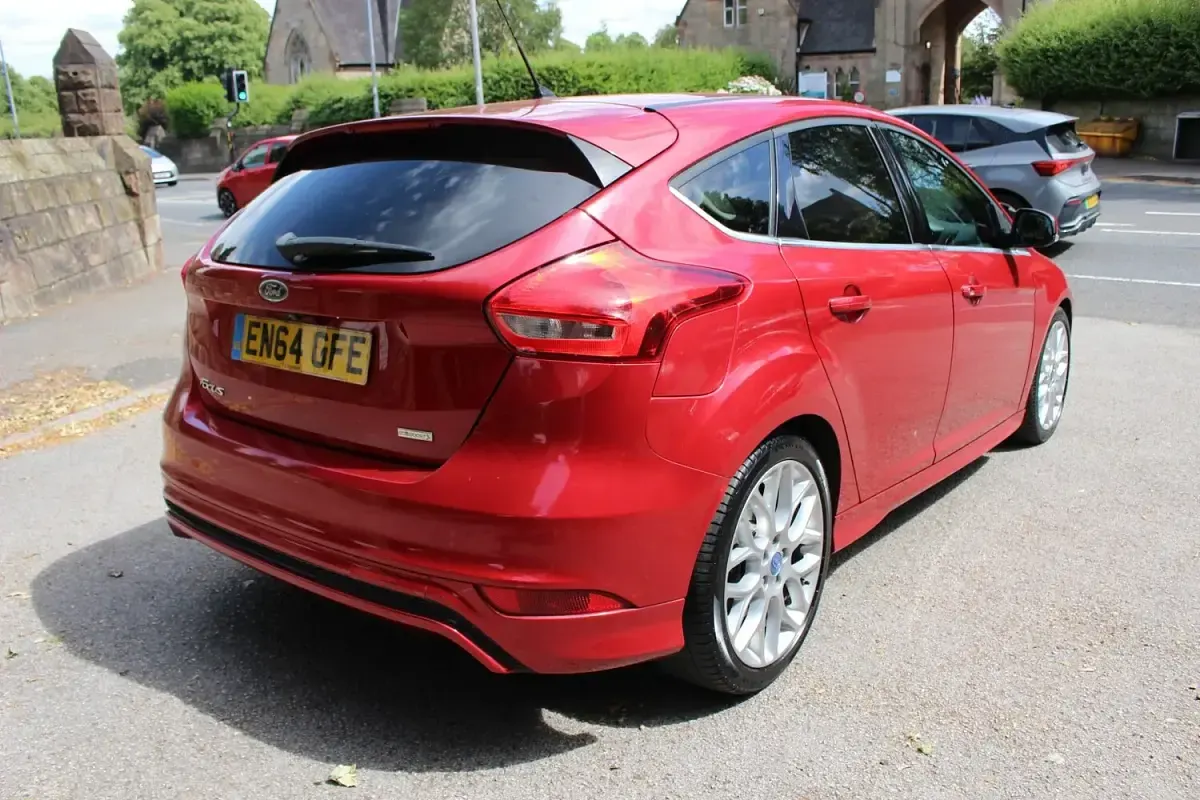 Used Ford Focus Zetec 125 HP (91 kW) 2015 Red Hatchback