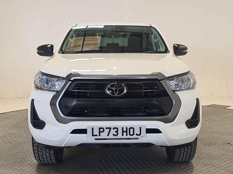 Used Toyota HiLux Active 150 HP (110 kW) 2024 White Pickup