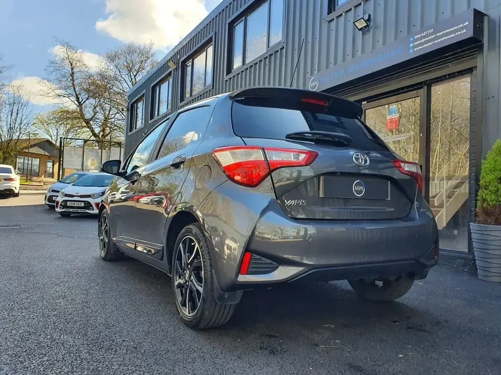 Używany Toyota Yaris Design 111 KM (81 kW) 2018 Szary Hatchback